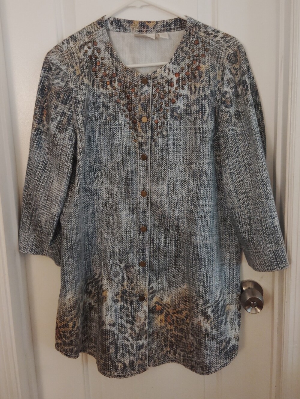 Chicos faux Denim Shacket Studs Snaps Leopard Print Size 1